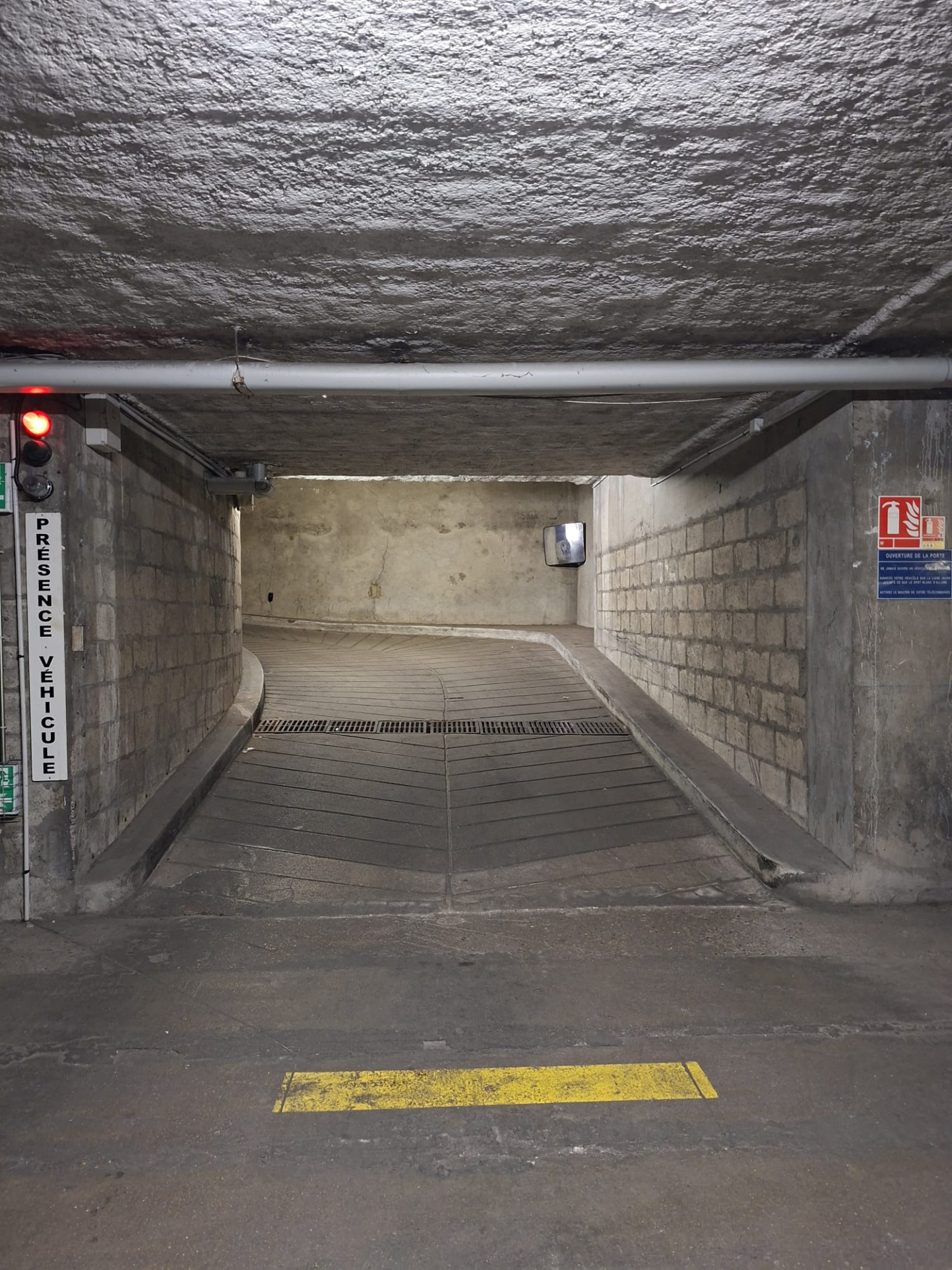 A LOUER EMPLACEMENT DE PARKING EN SOUS-SOL RUE DU CHERCHE MIDI